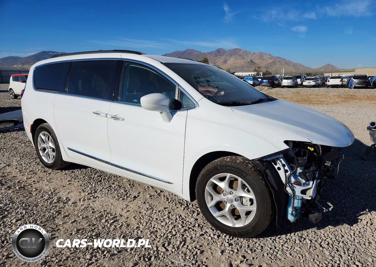 2017 Chrysler Pacifica Touring L VIN:2C4RC1BG0HR552937 - 4