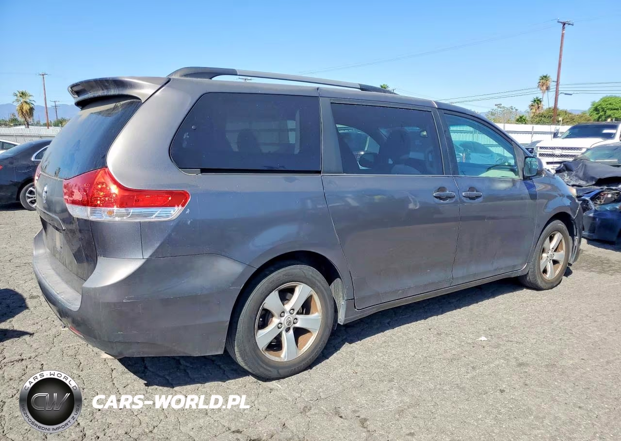 2012 Toyota Sienna Le VIN:5TDKK3DC4CS193912 - 3
