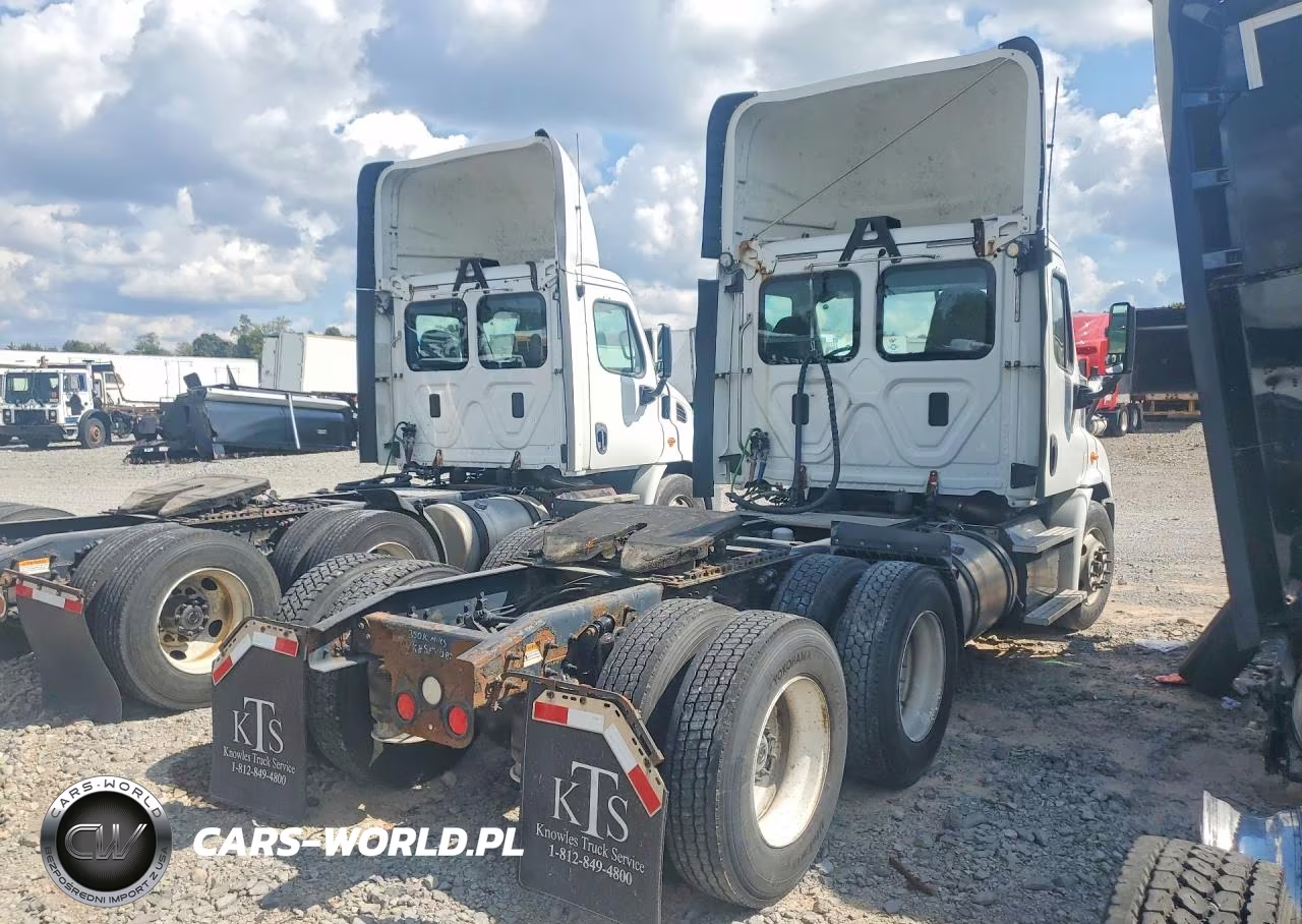 2014 Freightliner Cascadia Semi Truck VIN:1FUJGBDV0ELFY0823 - 3