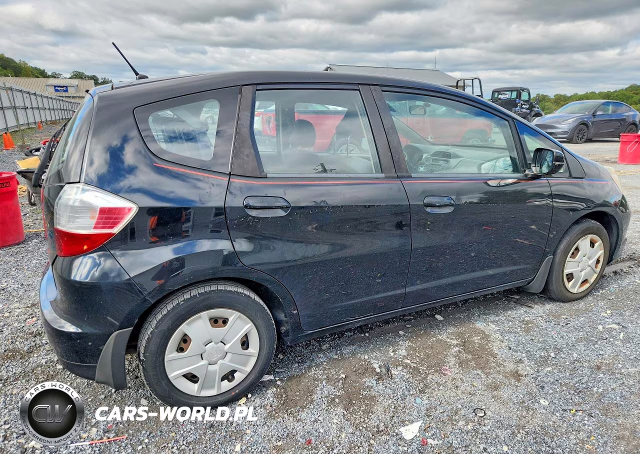 2013 Honda Fit VIN:JHMGE8H31DC025568 - 3