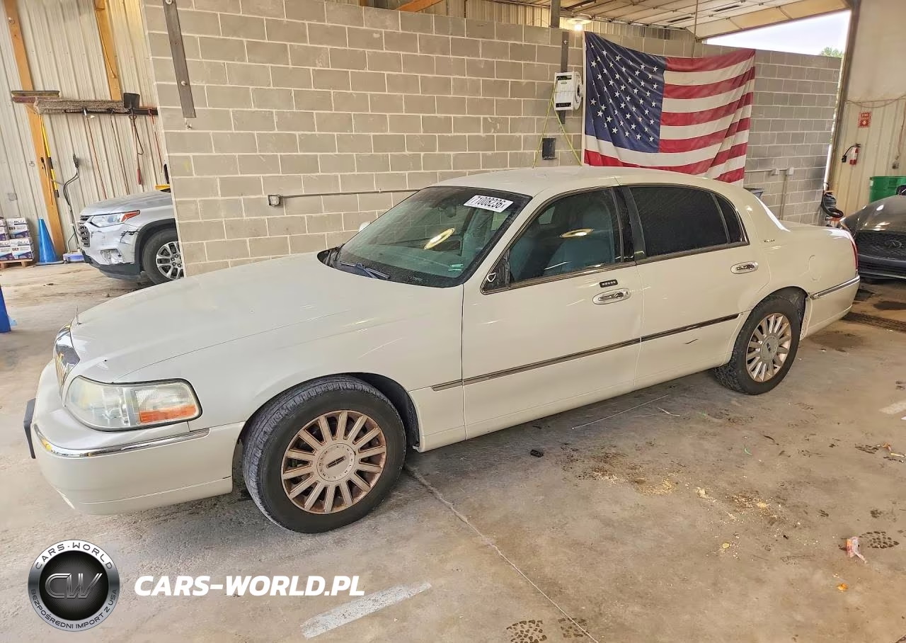 2005 Lincoln Town Car Signature VIN:1LNHM81W65Y617707 - 1