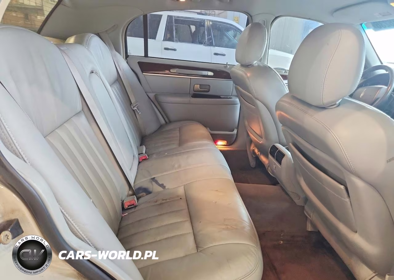 2005 Lincoln Town Car Signature VIN:1LNHM81W65Y617707 - 10