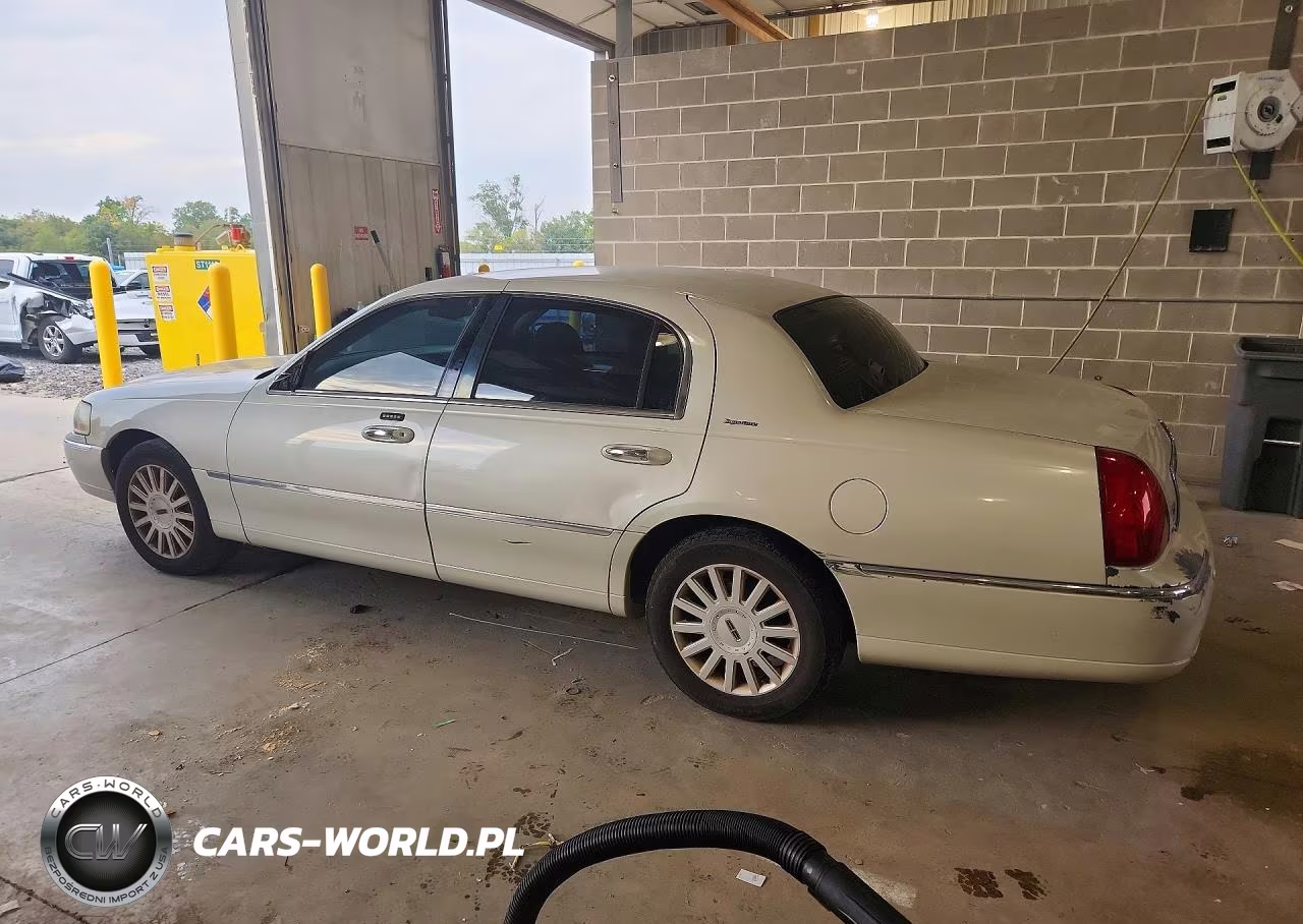 2005 Lincoln Town Car Signature VIN:1LNHM81W65Y617707 - 2