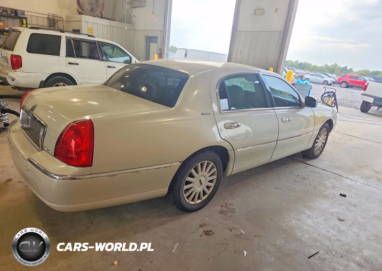 2005 Lincoln Town Car Signature VIN:1LNHM81W65Y617707 - 3