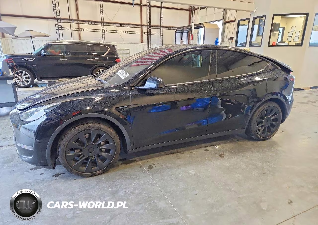 2023 Tesla Model Y VIN:7SAYGAEE2PF592105 - 1