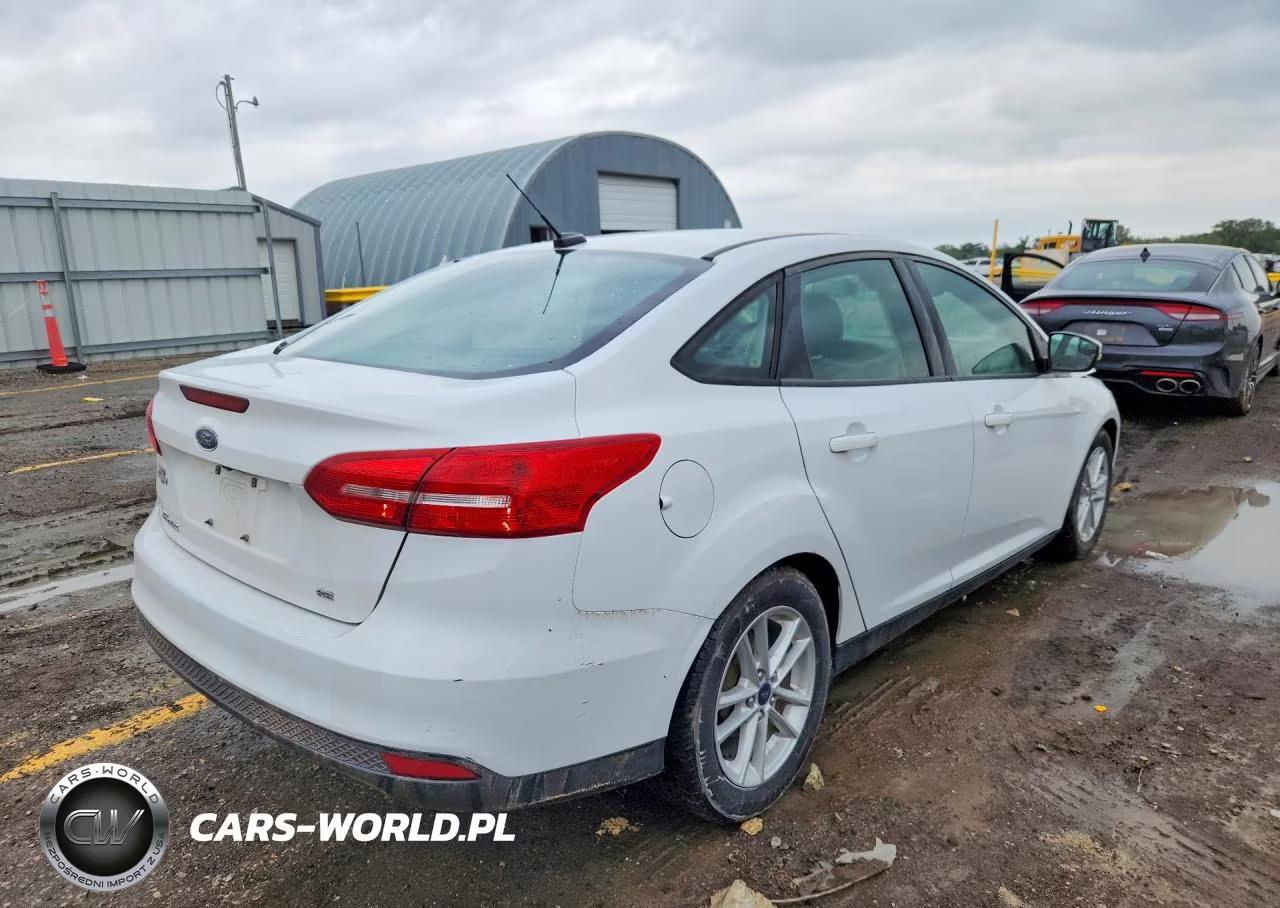 2017 Ford Focus Se VIN:1FADP3F29HL229994 - 3
