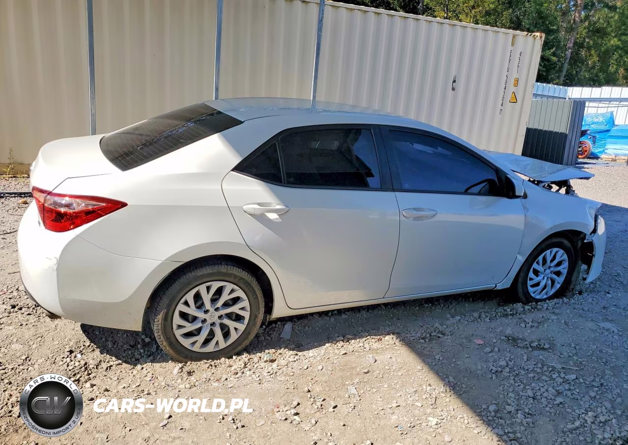 2018 Toyota Corolla Le VIN:5YFBURHE6JP806837 - 3