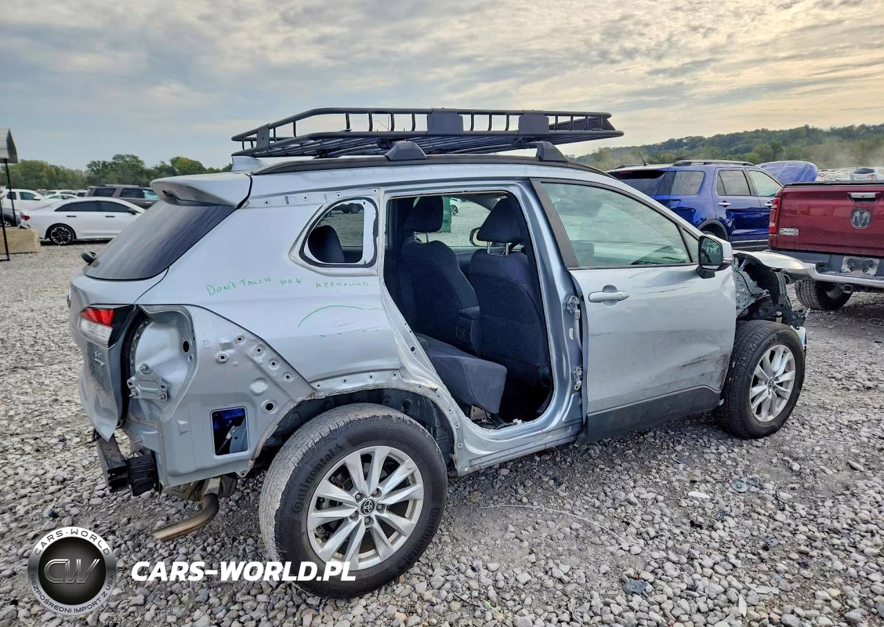2022 Toyota Corolla Cross Le VIN:7MUBAABG1NV043147 - 3
