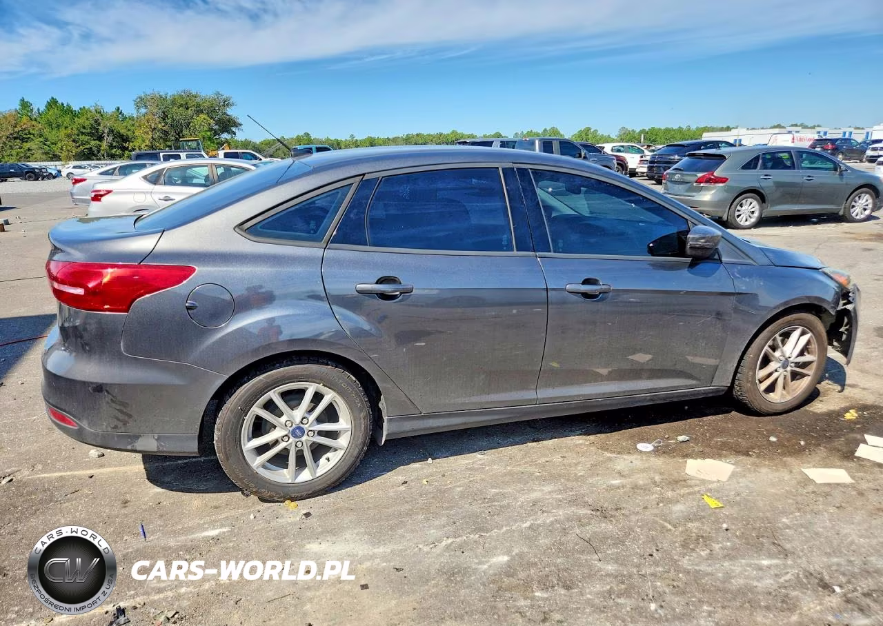 2017 Ford Focus Se VIN:1FADP3F24HL252051 - 3