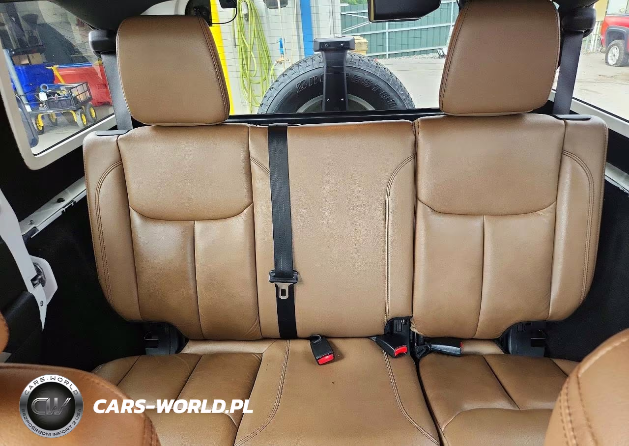 2015 Jeep Wrangler Unlimited Sahara VIN:1C4HJWEG1FL555975 - 10