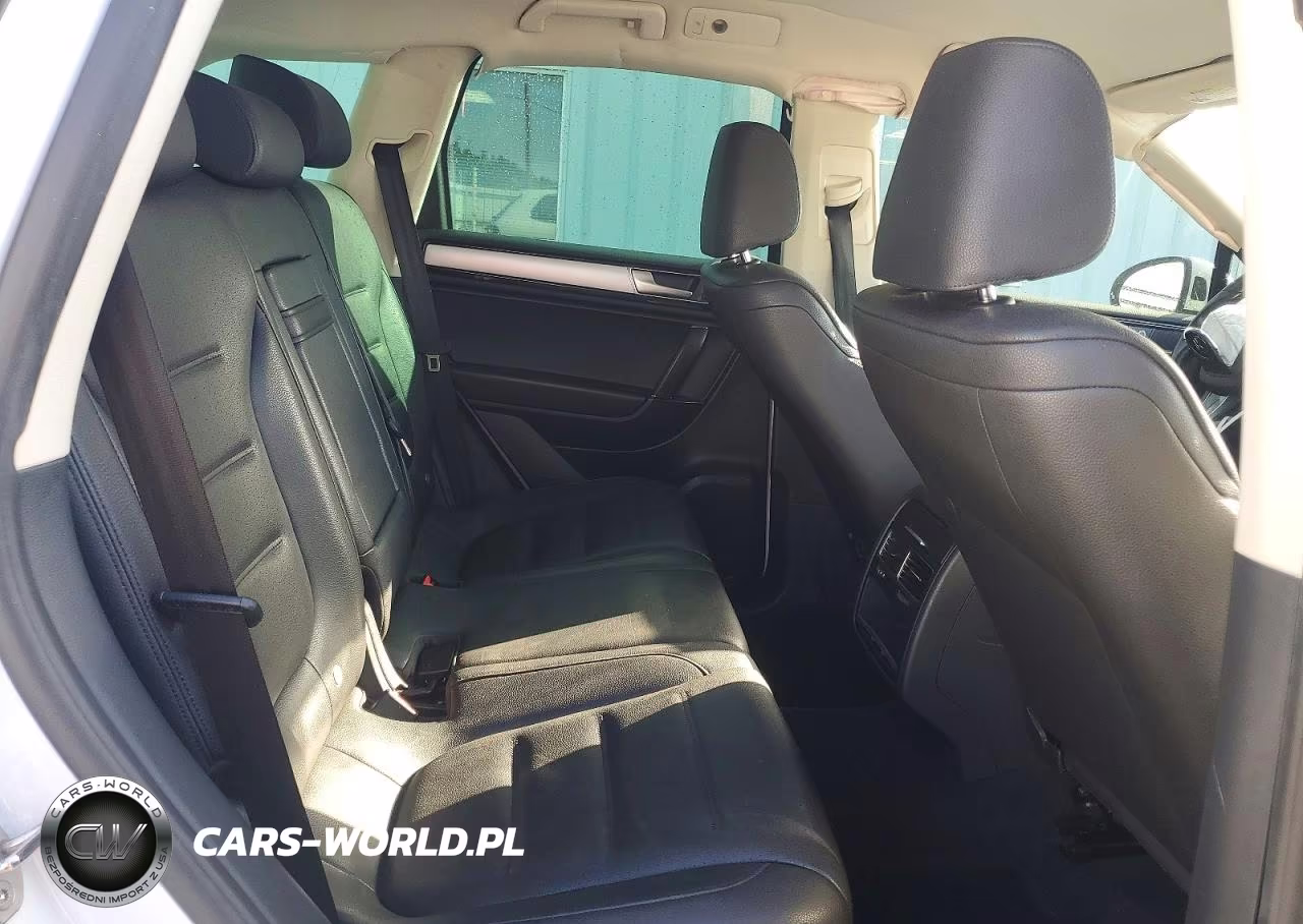 2016 Volkswagen Touareg Sport VIN:WVGEF9BPXGD011802 - 10