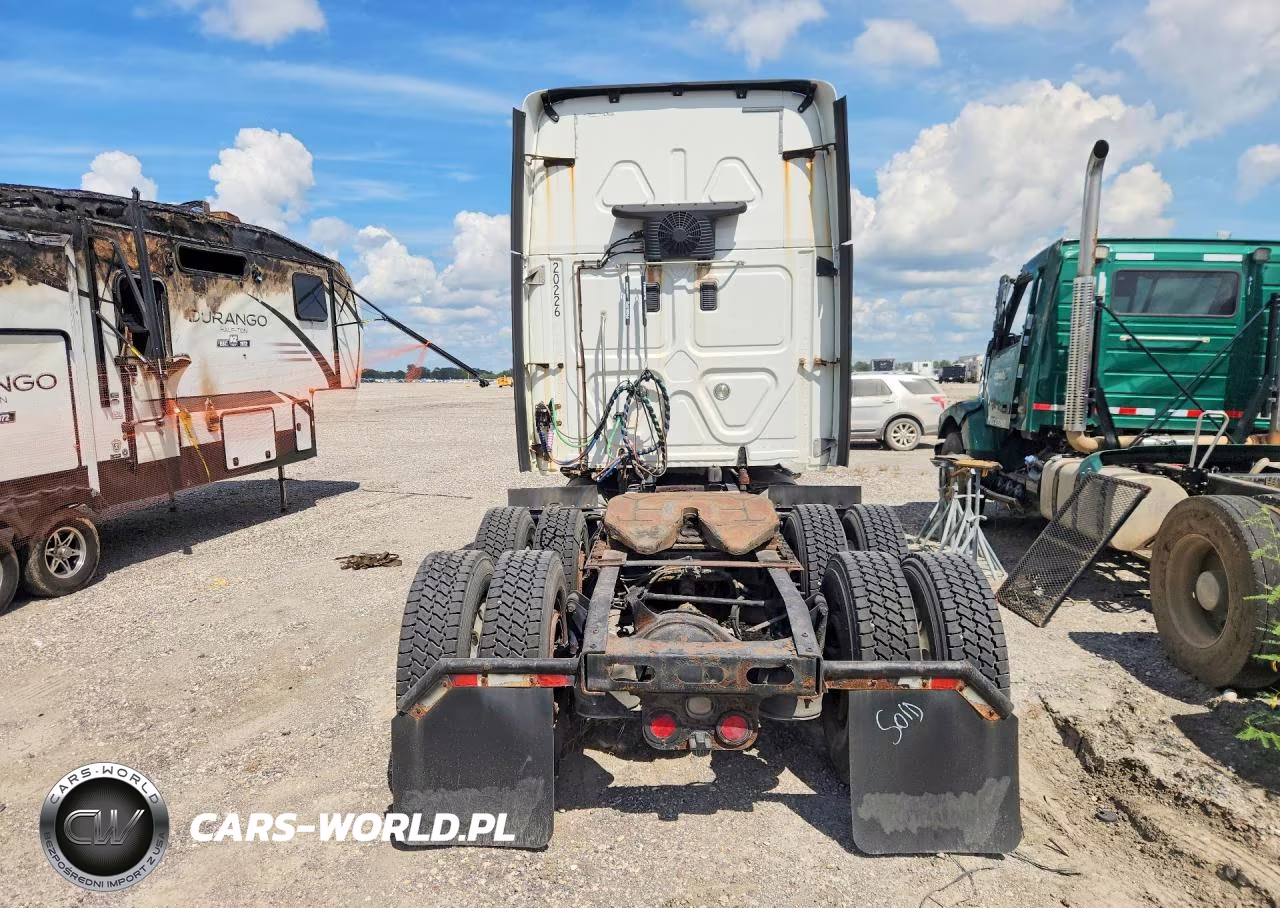 2015 Freightliner Cascadia 1 - Semi Truck VIN:1FUJGLD67FLGD2086 - 6