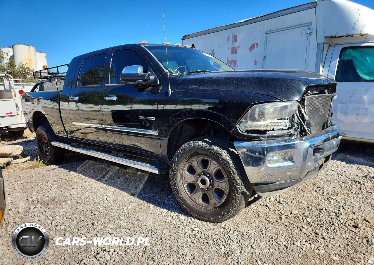 2017 Ram 2500 Laramie VIN:3C6UR5NL5HG644342 - 4