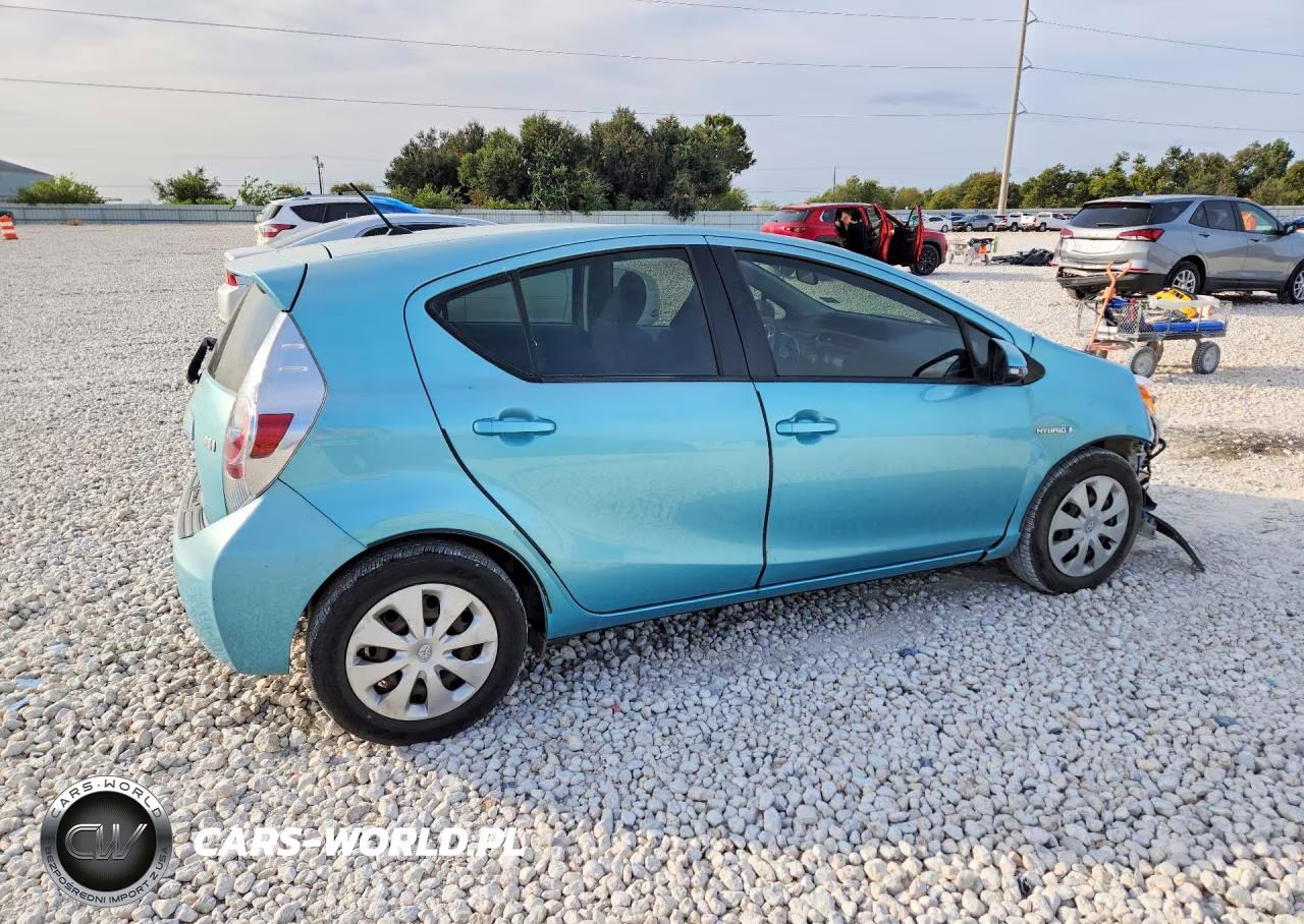 2013 Toyota Prius C Two VIN:JTDKDTB3XD1054847 - 3