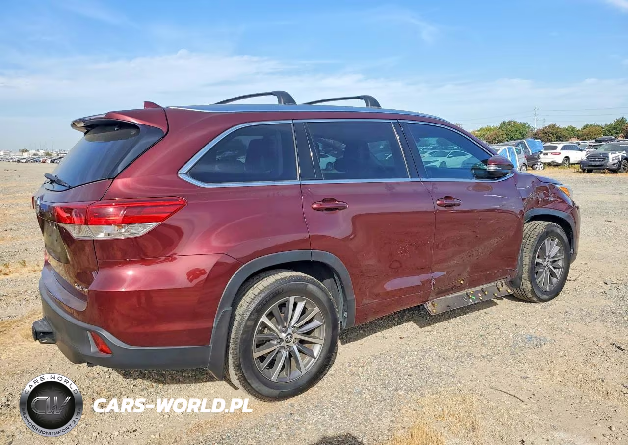 2018 Toyota Highlander Xle VIN:5TDJZRFH6JS886934 - 3