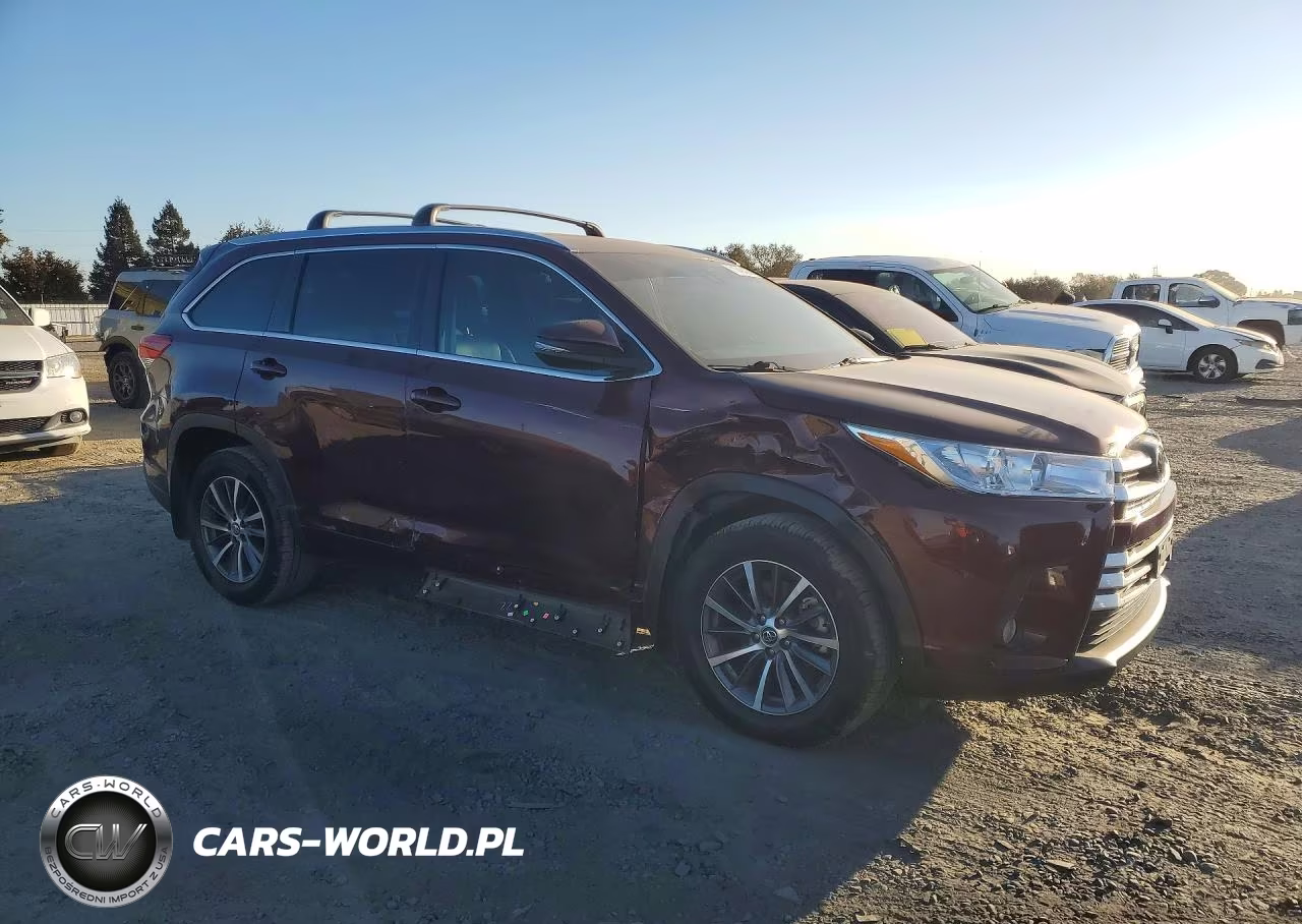 2018 Toyota Highlander Xle VIN:5TDJZRFH6JS886934 - 4