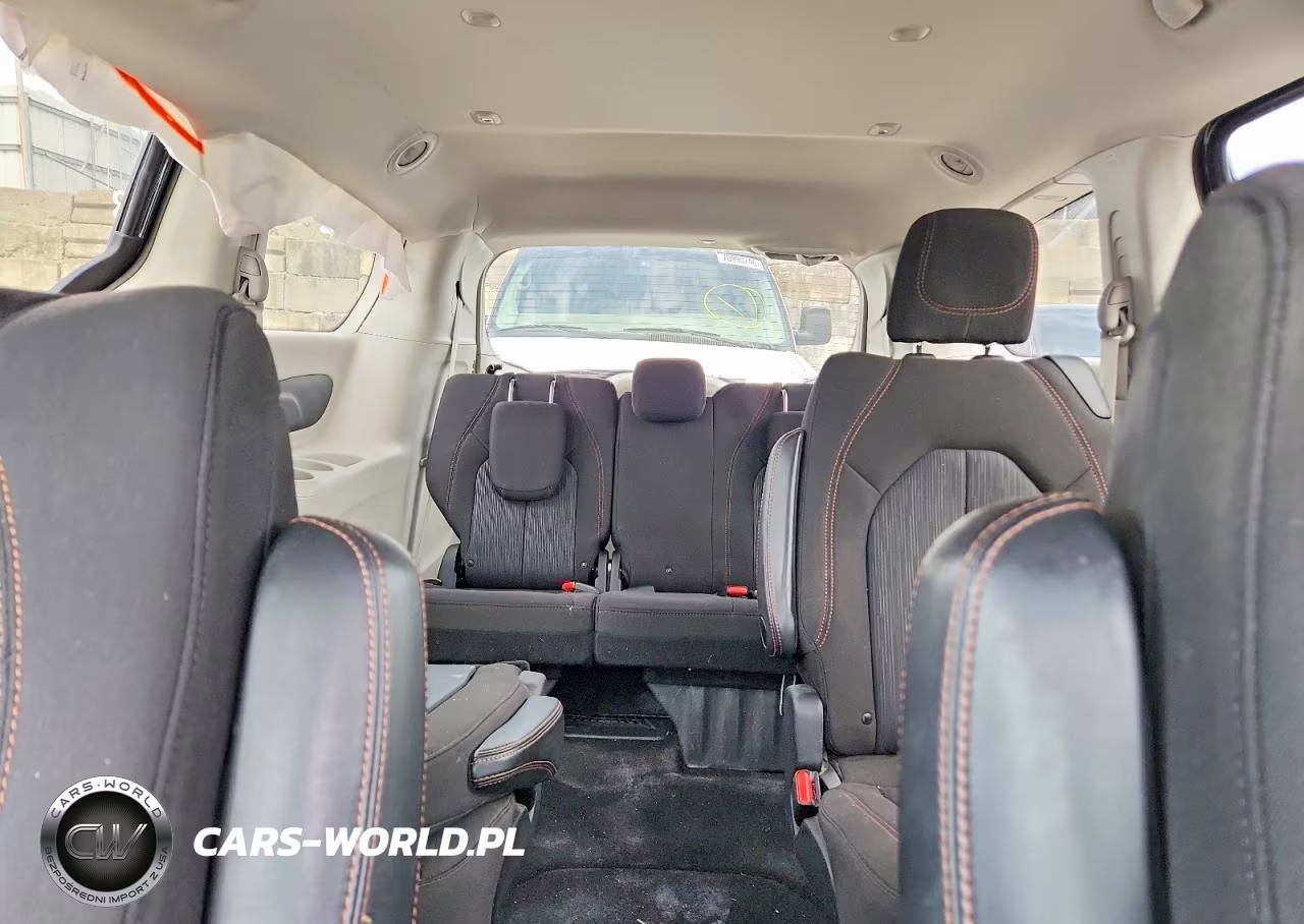 2020 Chrysler Pacifica Touring VIN:2C4RC1FG1LR238121 - 10