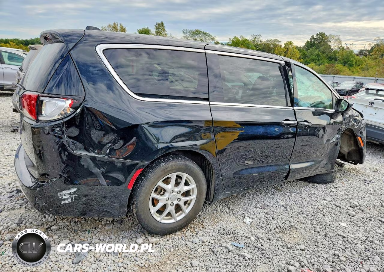 2020 Chrysler Pacifica Touring VIN:2C4RC1FG1LR238121 - 3