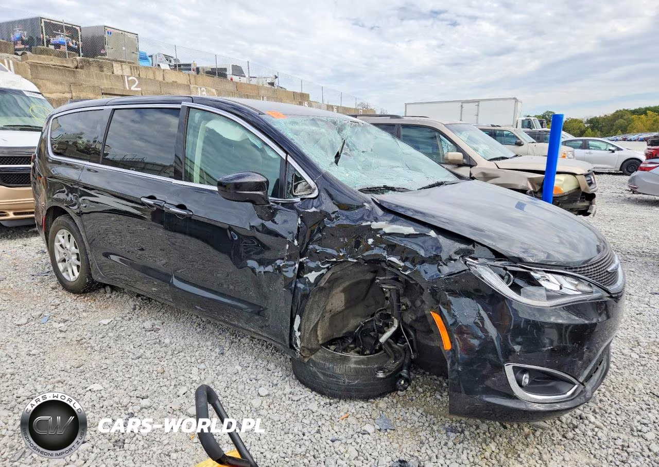 2020 Chrysler Pacifica Touring VIN:2C4RC1FG1LR238121 - 4