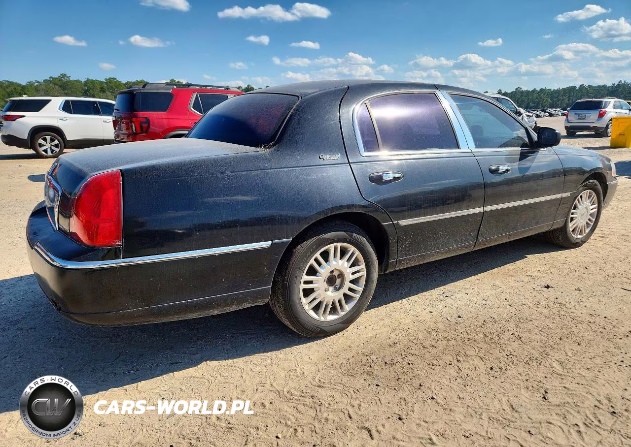 2011 Lincoln Town Car Signature Limited VIN:2LNBL8CV5BX761077 - 3
