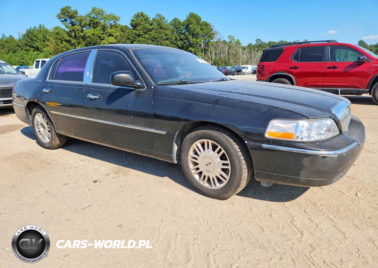 2011 Lincoln Town Car Signature Limited VIN:2LNBL8CV5BX761077 - 4