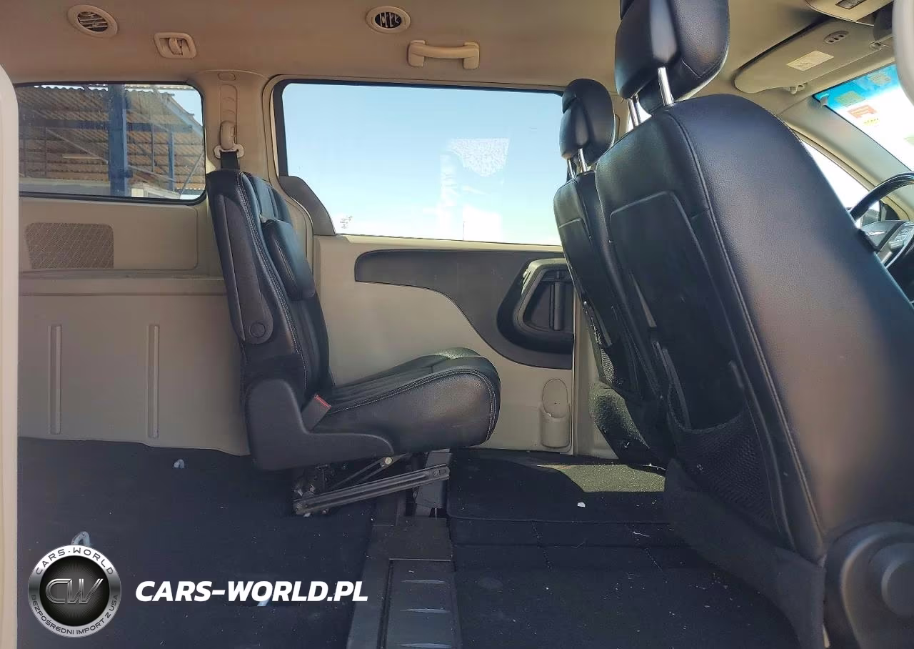 2013 Chrysler Town & Country Touring VIN:2C4RC1BG4DR696565 - 11