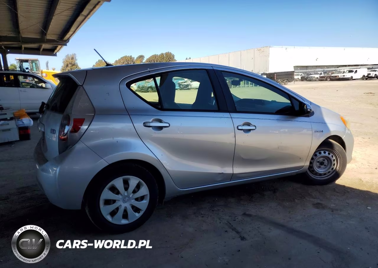 2014 Toyota Prius C One VIN:JTDKDTB32E1559461 - 3