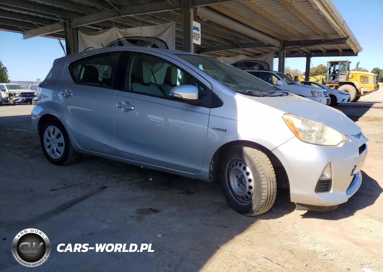 2014 Toyota Prius C One VIN:JTDKDTB32E1559461 - 4