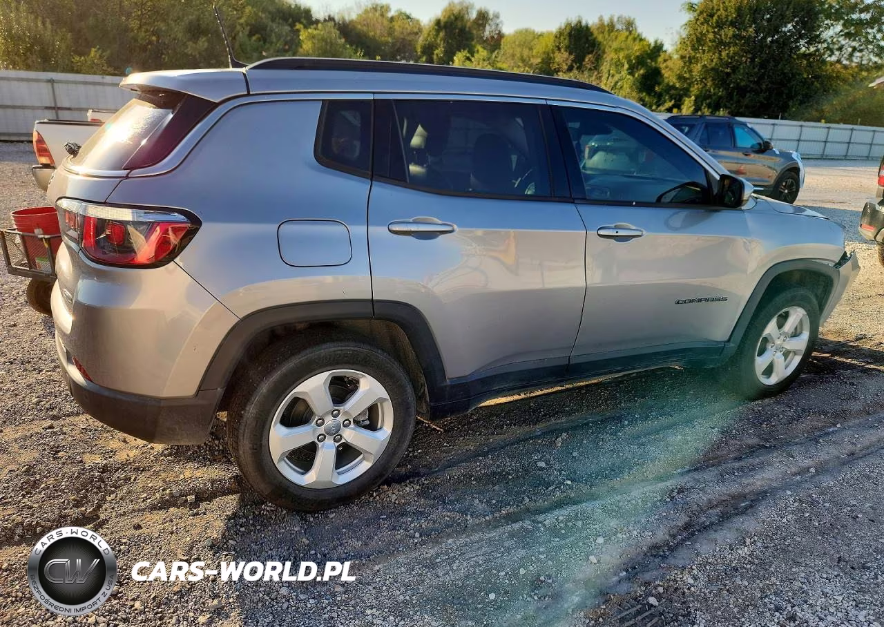 2018 Jeep Compass Latitude VIN:3C4NJCBB0JT407808 - 3