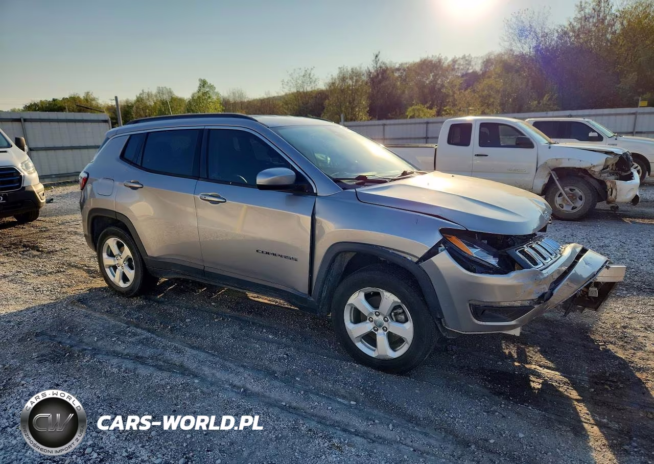 2018 Jeep Compass Latitude VIN:3C4NJCBB0JT407808 - 4