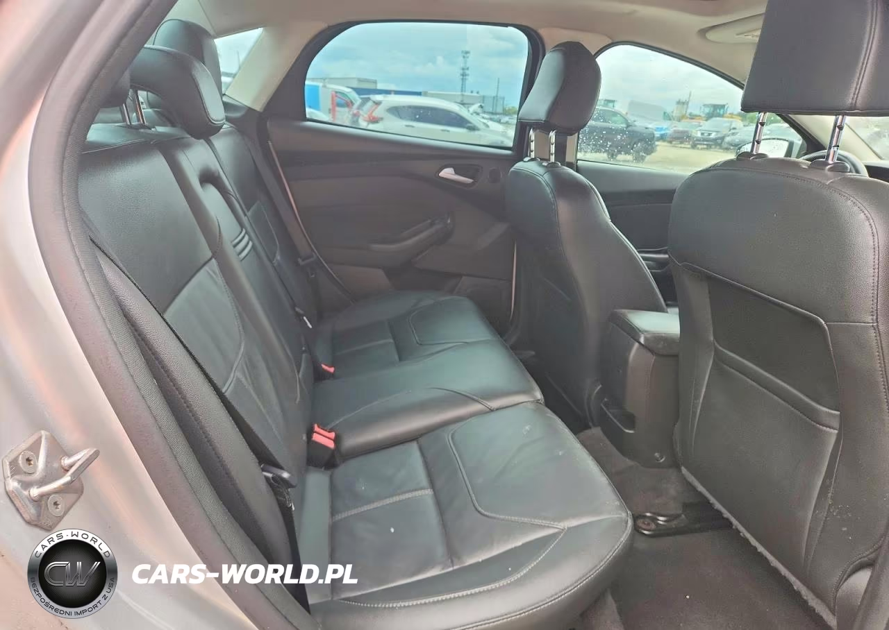 2016 Ford Focus Se VIN:1FADP3F21GL226697 - 10