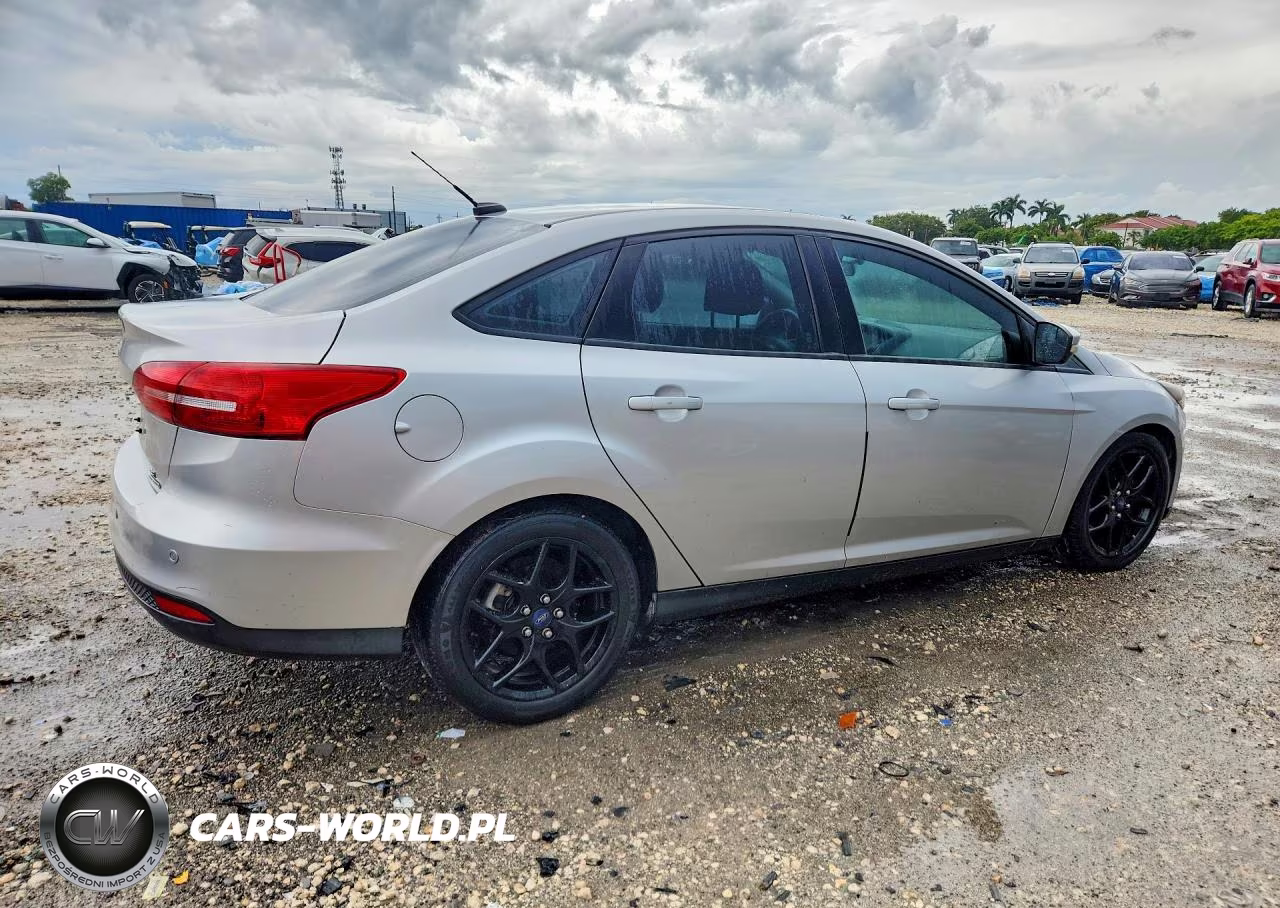 2016 Ford Focus Se VIN:1FADP3F21GL226697 - 3