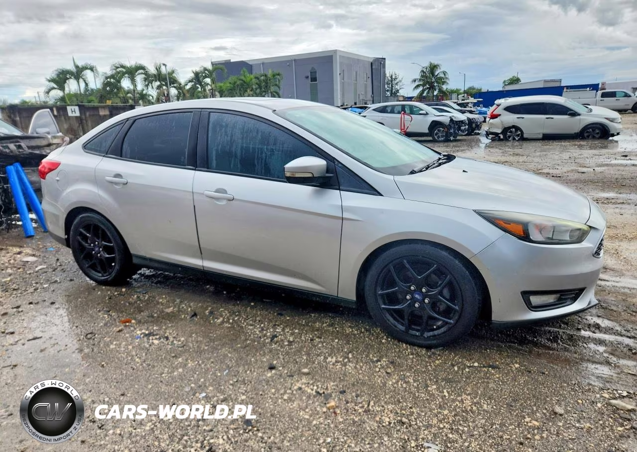 2016 Ford Focus Se VIN:1FADP3F21GL226697 - 4