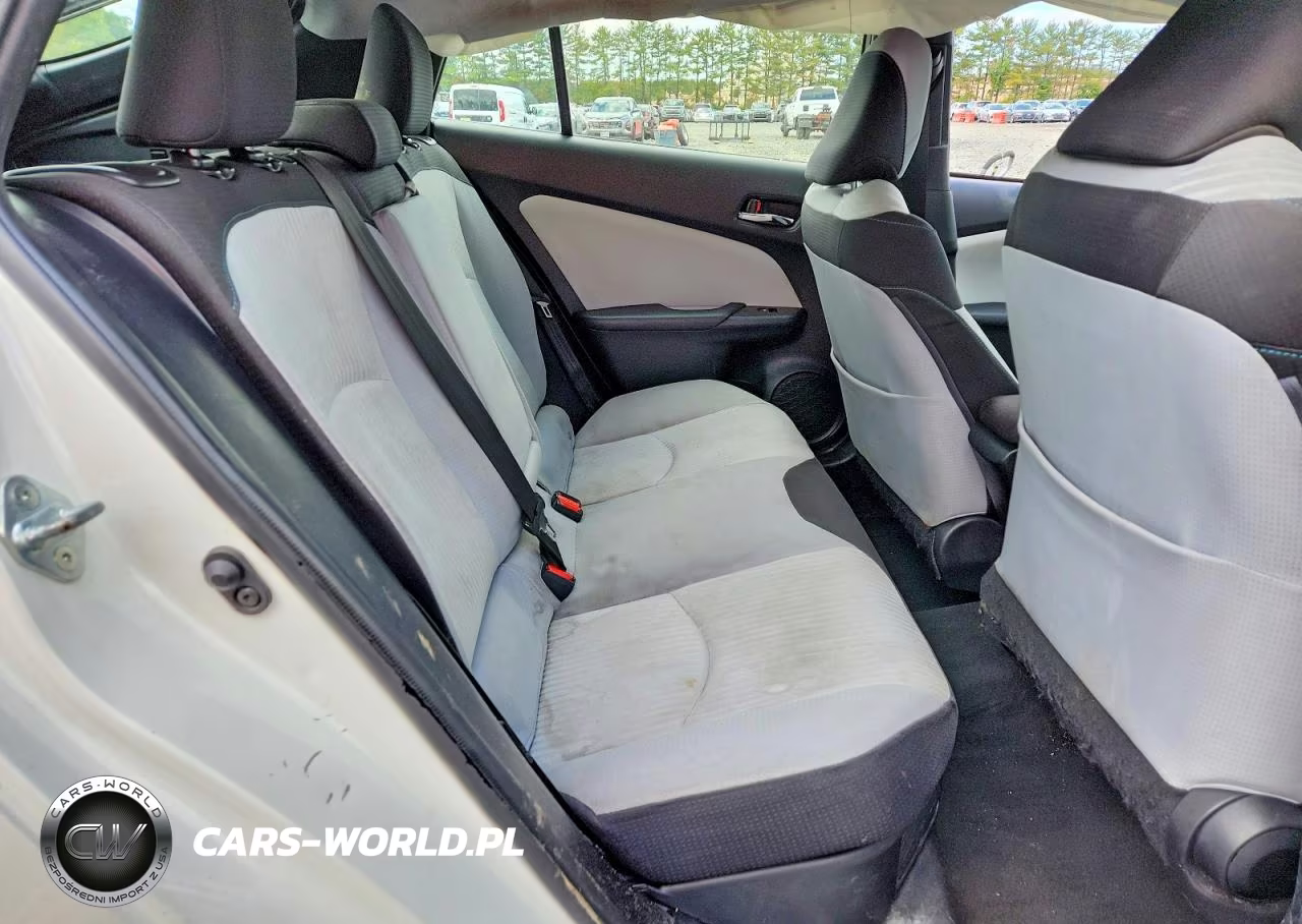 2018 Toyota Prius Three VIN:JTDKARFU5J3067830 - 10