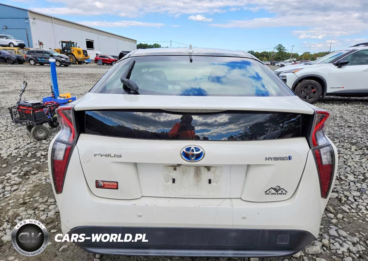 2018 Toyota Prius Three VIN:JTDKARFU5J3067830 - 6