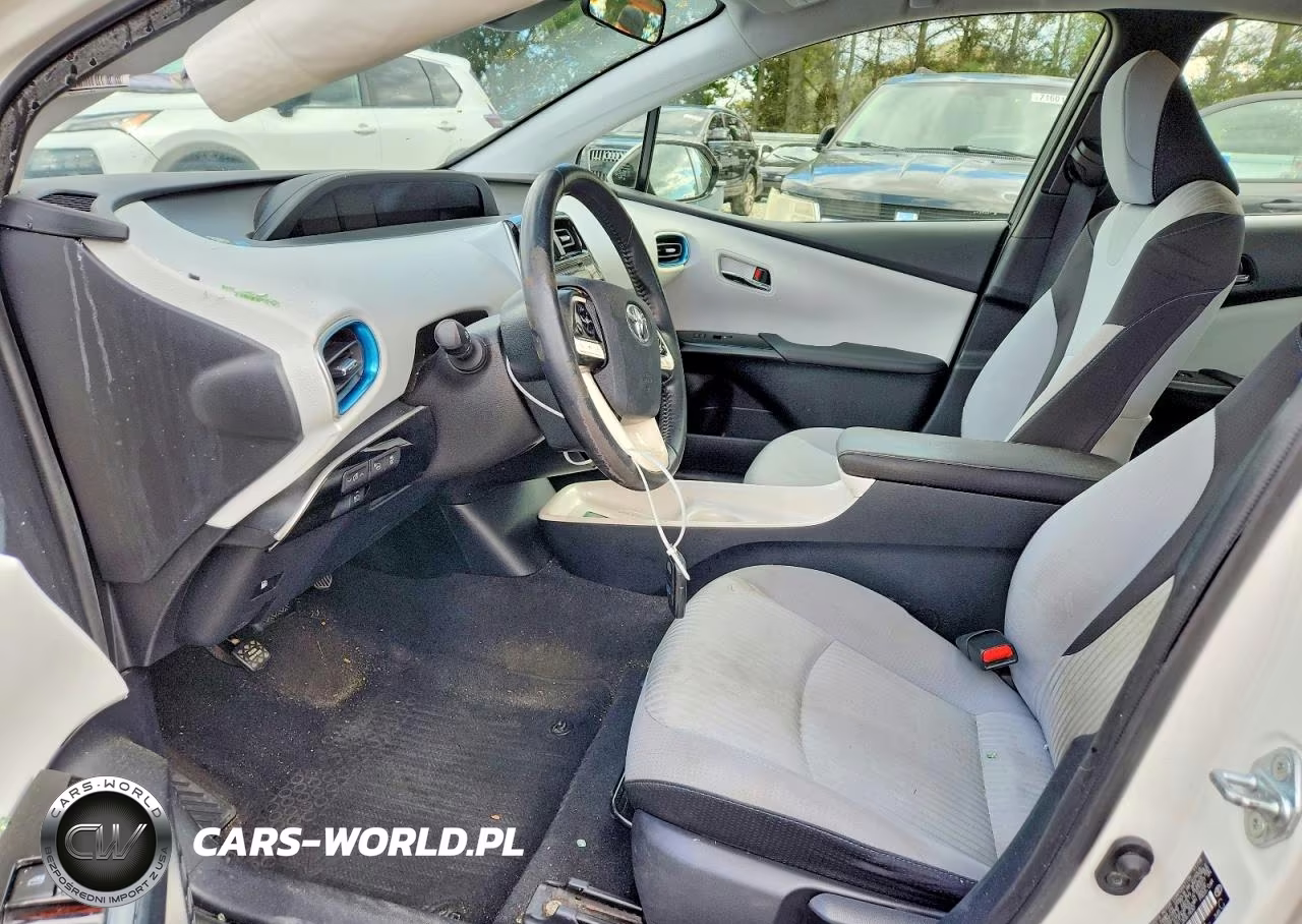 2018 Toyota Prius Three VIN:JTDKARFU5J3067830 - 7
