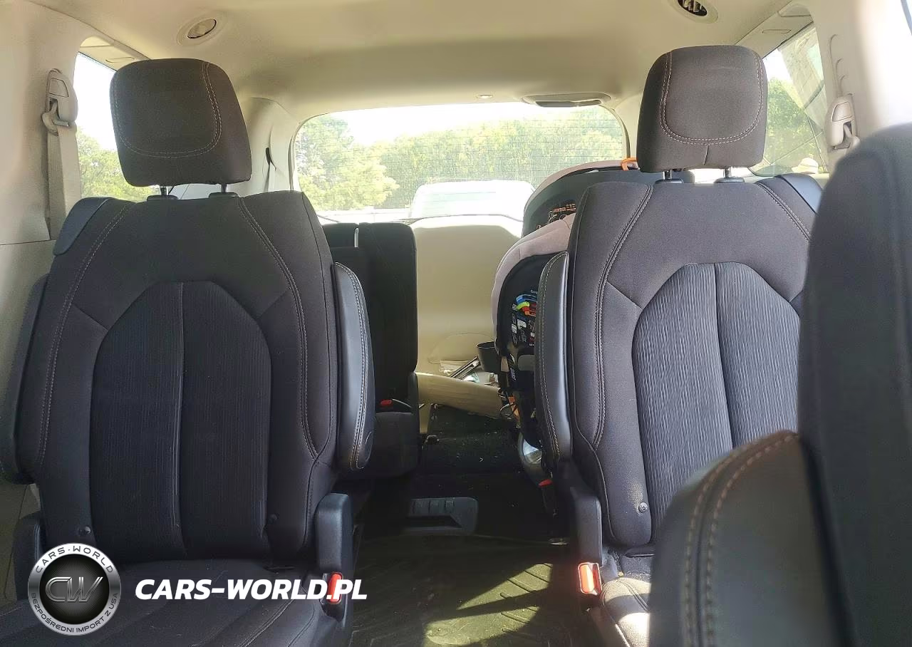 2019 Chrysler Pacifica Touring Plus VIN:2C4RC1FG2KR738061 - 10
