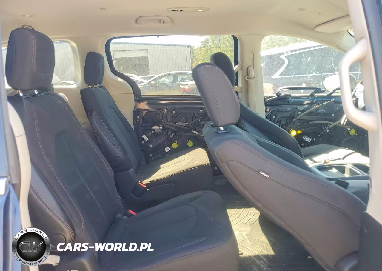 2019 Chrysler Pacifica Touring Plus VIN:2C4RC1FG2KR738061 - 11