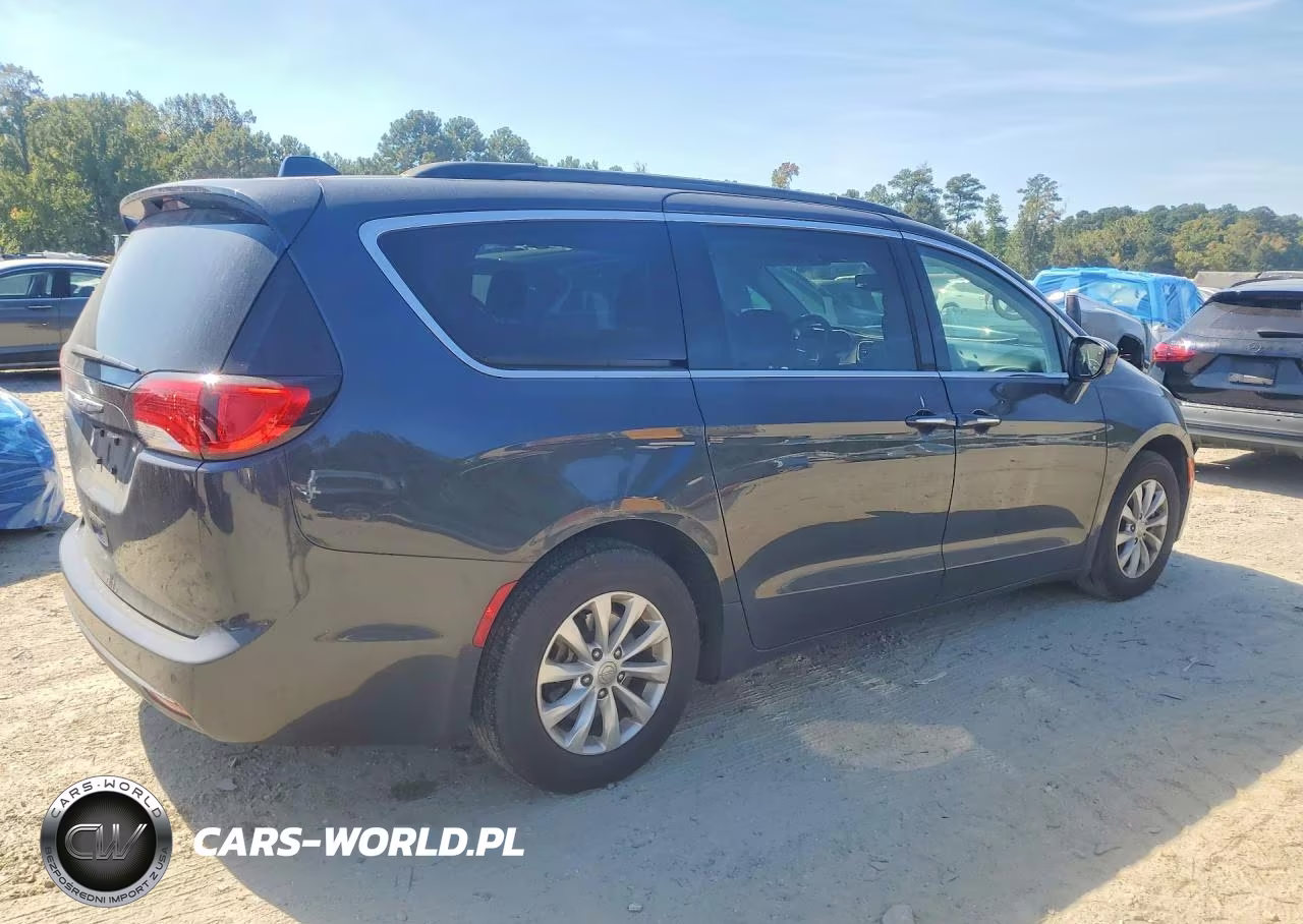 2019 Chrysler Pacifica Touring Plus VIN:2C4RC1FG2KR738061 - 3