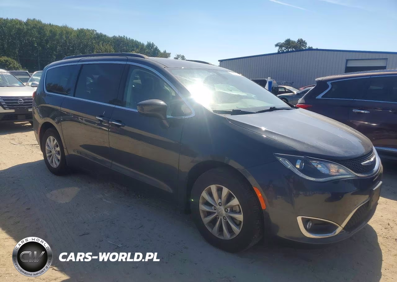 2019 Chrysler Pacifica Touring Plus VIN:2C4RC1FG2KR738061 - 4