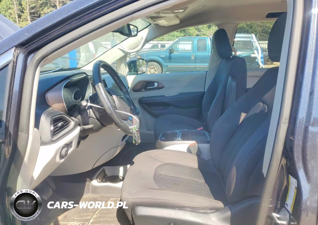 2019 Chrysler Pacifica Touring Plus VIN:2C4RC1FG2KR738061 - 7