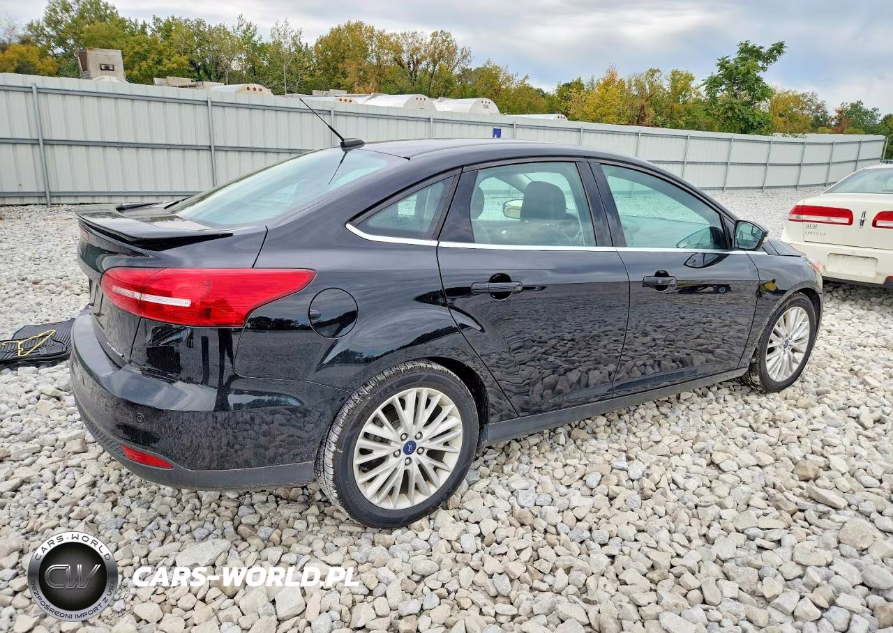 2018 Ford Focus Titanium VIN:1FADP3J26JL221686 - 3