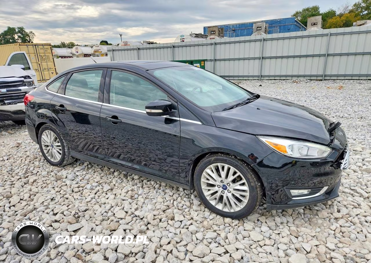 2018 Ford Focus Titanium VIN:1FADP3J26JL221686 - 4
