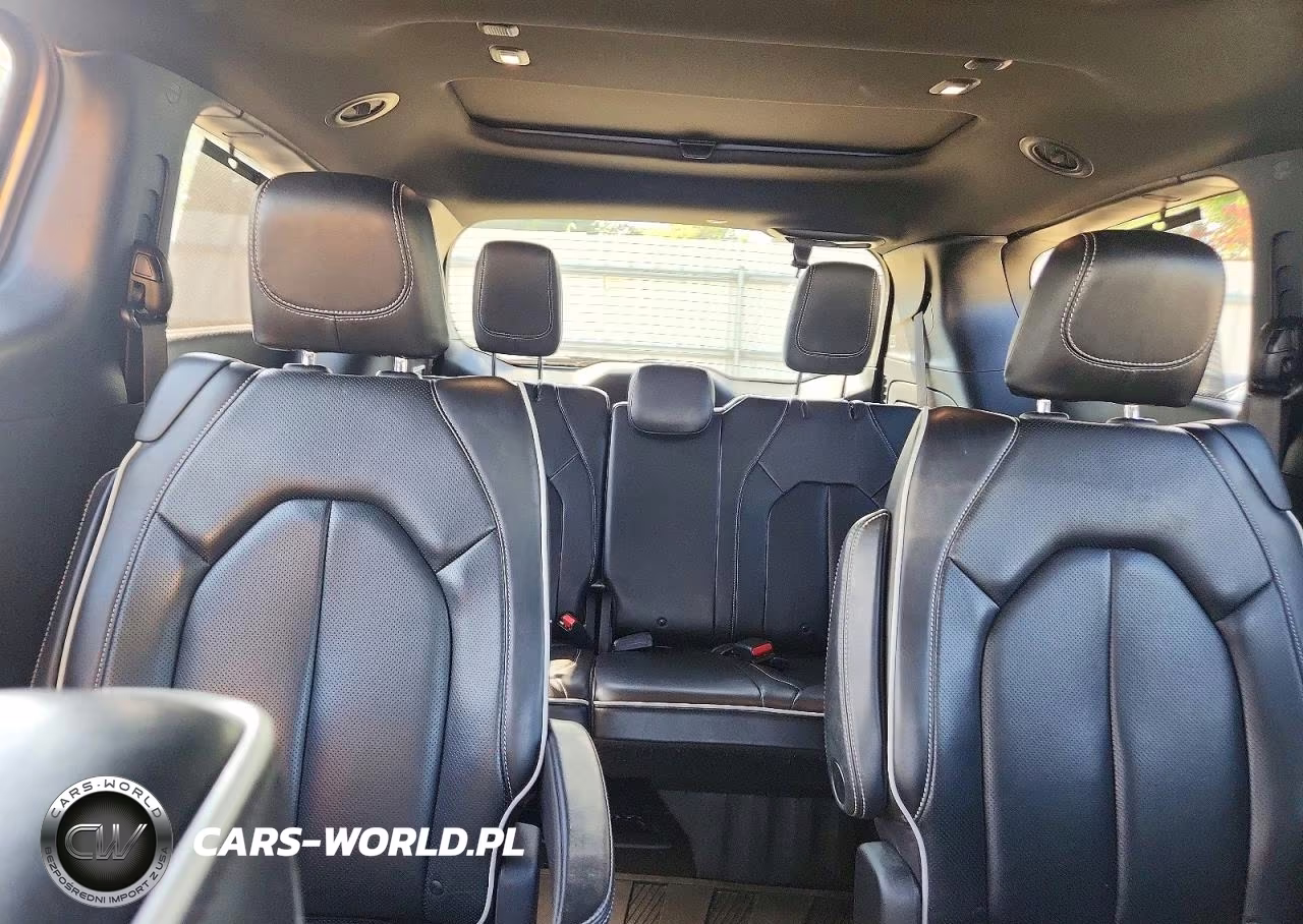 2020 Chrysler Pacifica Limited VIN:2C4RC1GGXLR240660 - 10