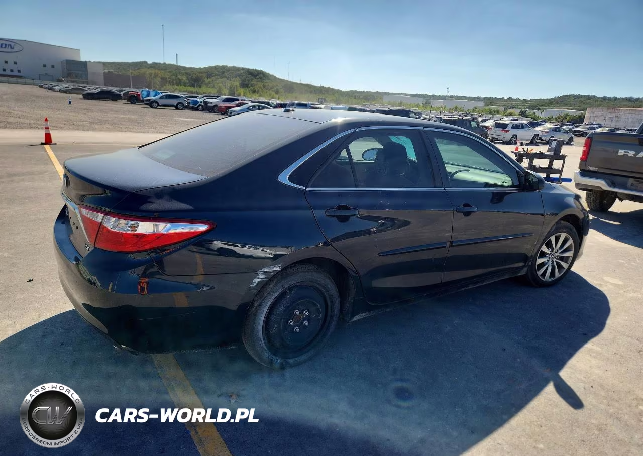 2016 Toyota Camry Xle VIN:4T4BF1FK2GR560466 - 3