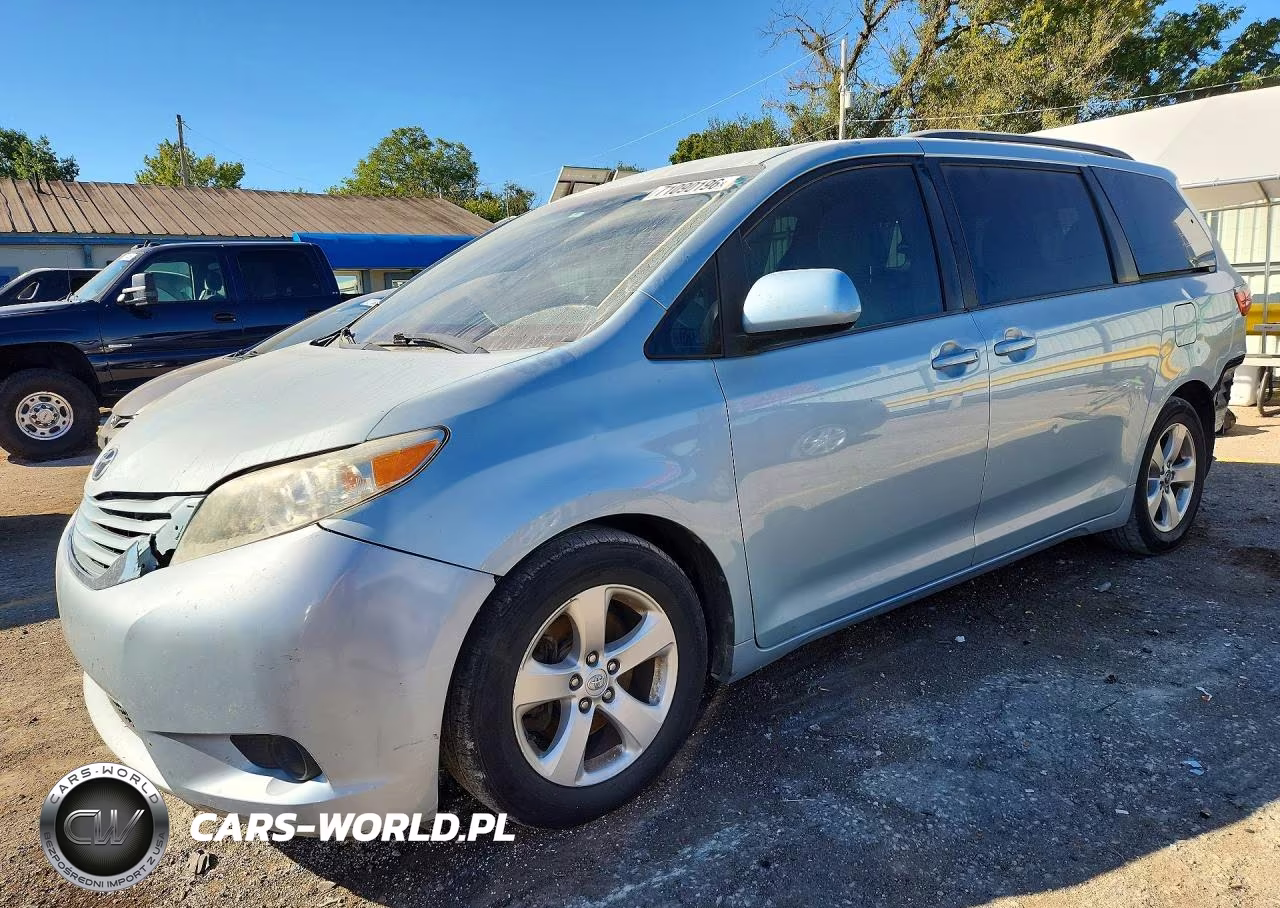 2015 Toyota Sienna Le – zdjęcie 1 z 13