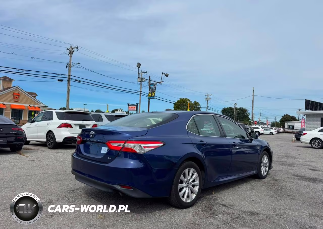 2018 Toyota Camry Le VIN:JTNB11HKXJ3010791 - 4