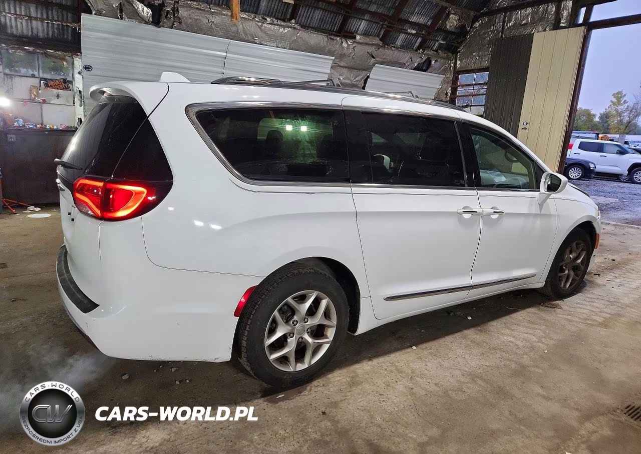 2020 Chrysler Pacifica Touring L VIN:2C4RC1BG0LR106733 - 3
