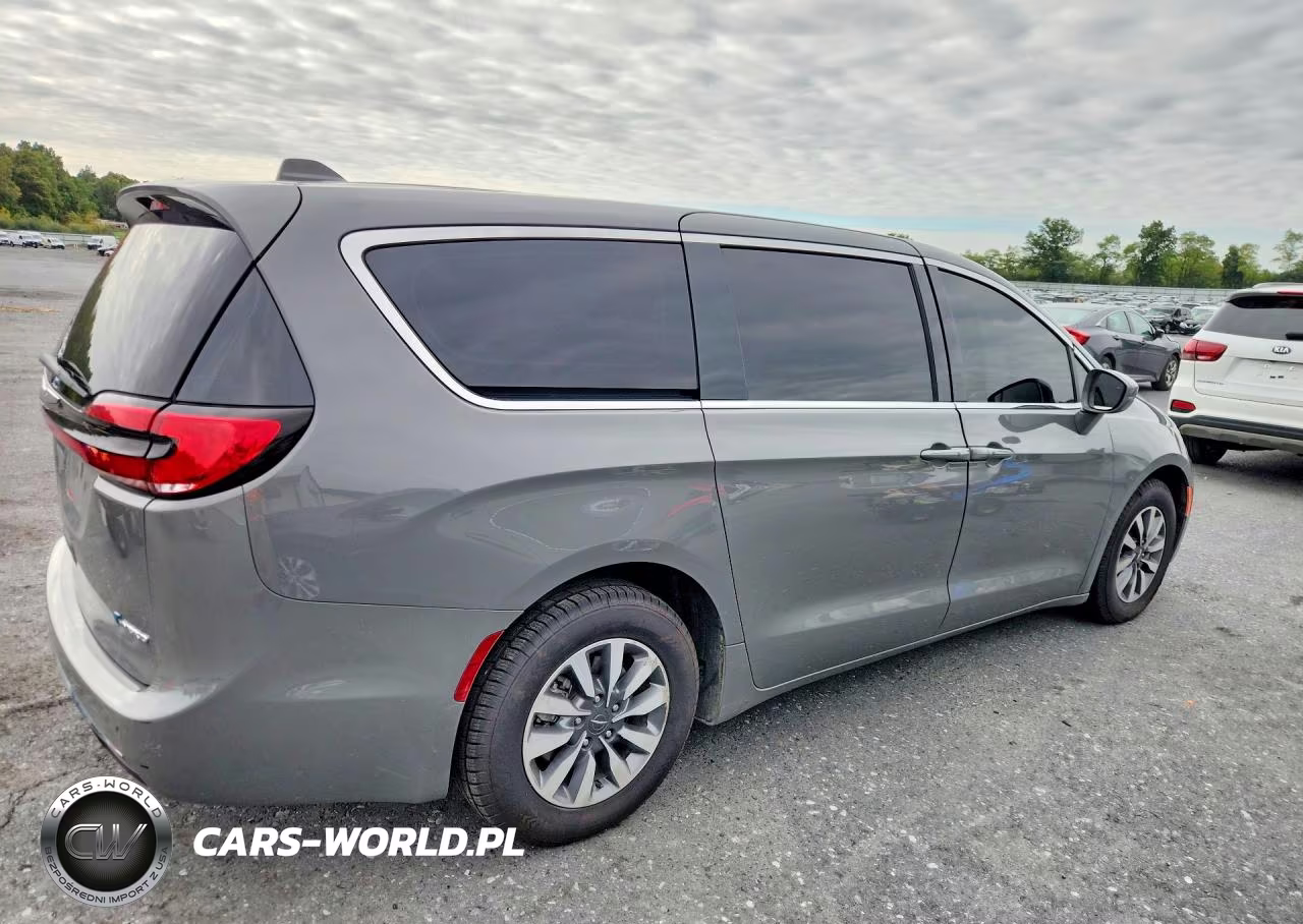 2022 Chrysler Pacifica Hybrid Touring L VIN:2C4RC1L74NR161168 - 3