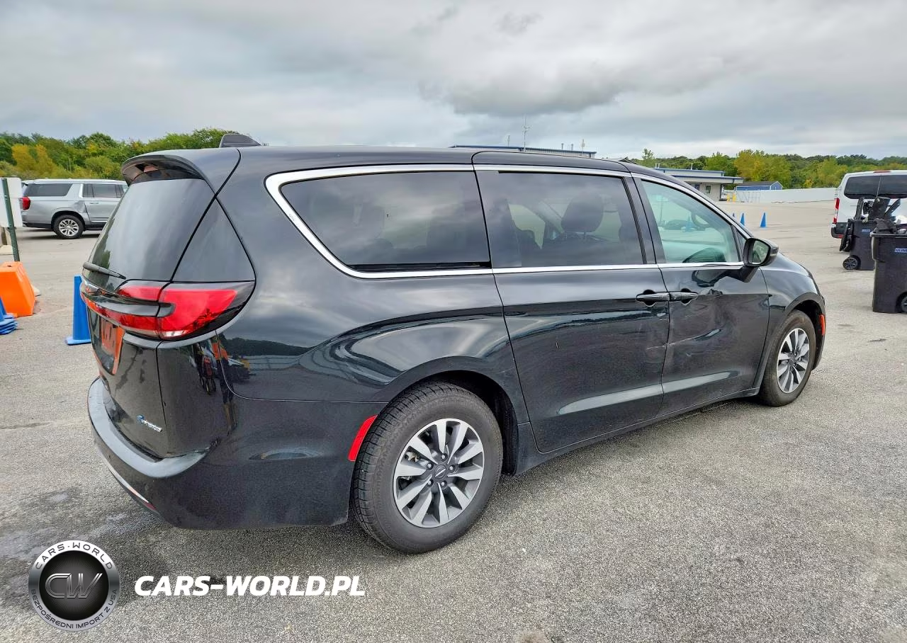 2023 Chrysler Pacifica Hybrid Touring L VIN:2C4RC1L72PR631331 - 3